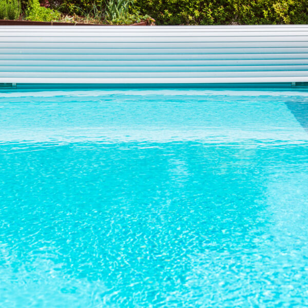 Pourquoi investir dans une couverture de piscine sur mesure ?