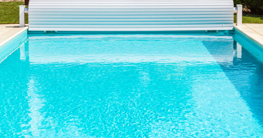 Pourquoi investir dans une couverture de piscine sur mesure ?