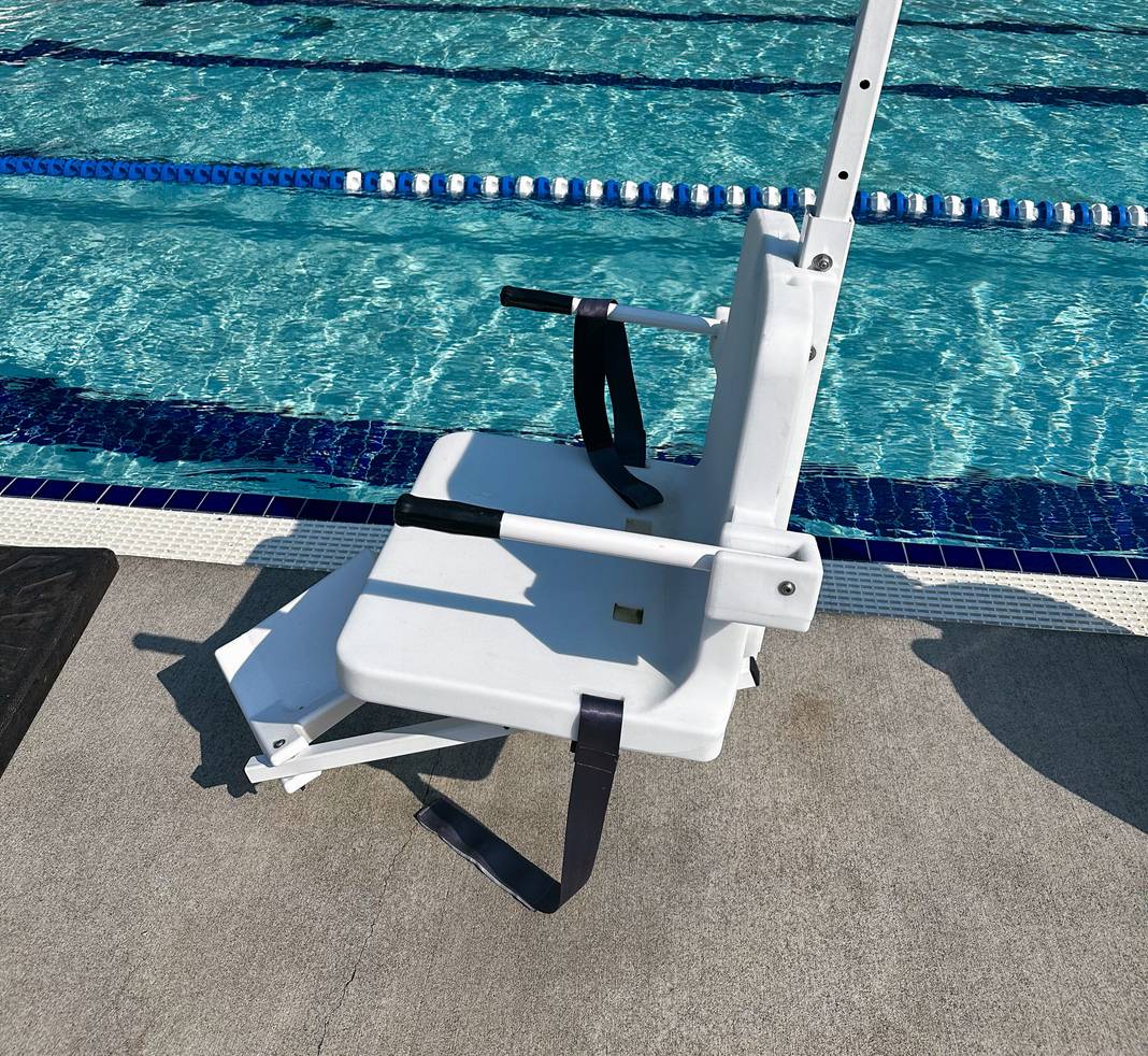 piscine adaptée aux personnes handicapées fauteuil élévateur